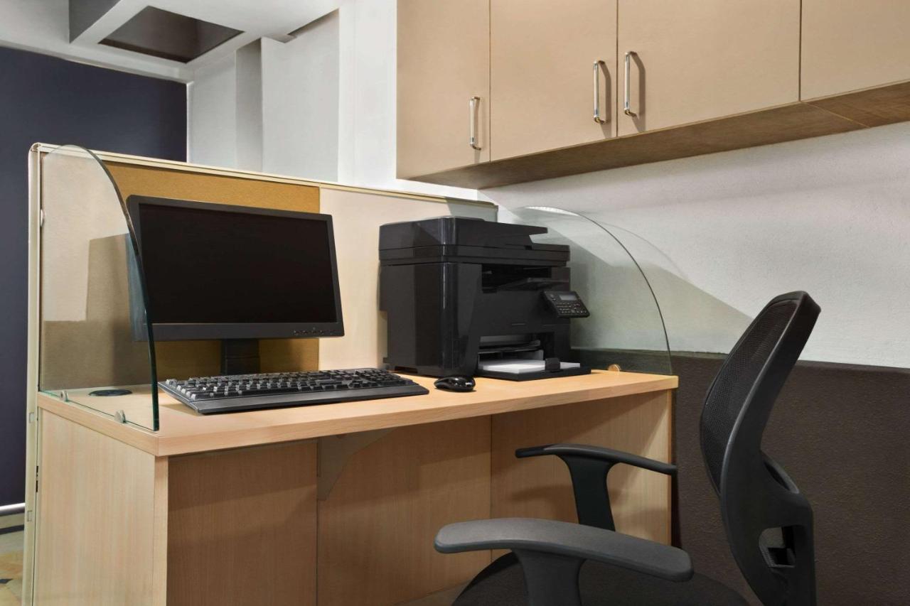 Days Inn & Suites By Wyndham Bengaluru Whitefield Buitenkant foto